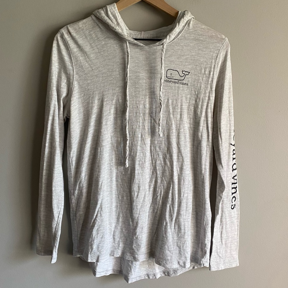 Vineyard Vines Light Gray Long Sleeve Pull Over Curved Hem Hoodie Tee EUC Small